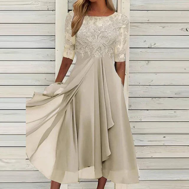 Robe de soirée élégante en dentelle et chiffon Seraphina, portée en situation – Valloro Paris
