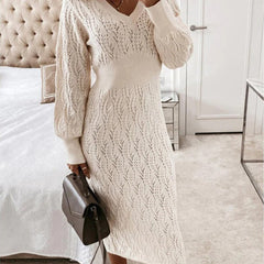 Robe midi en maille texturée Amara, portée en situation – Valloro Paris