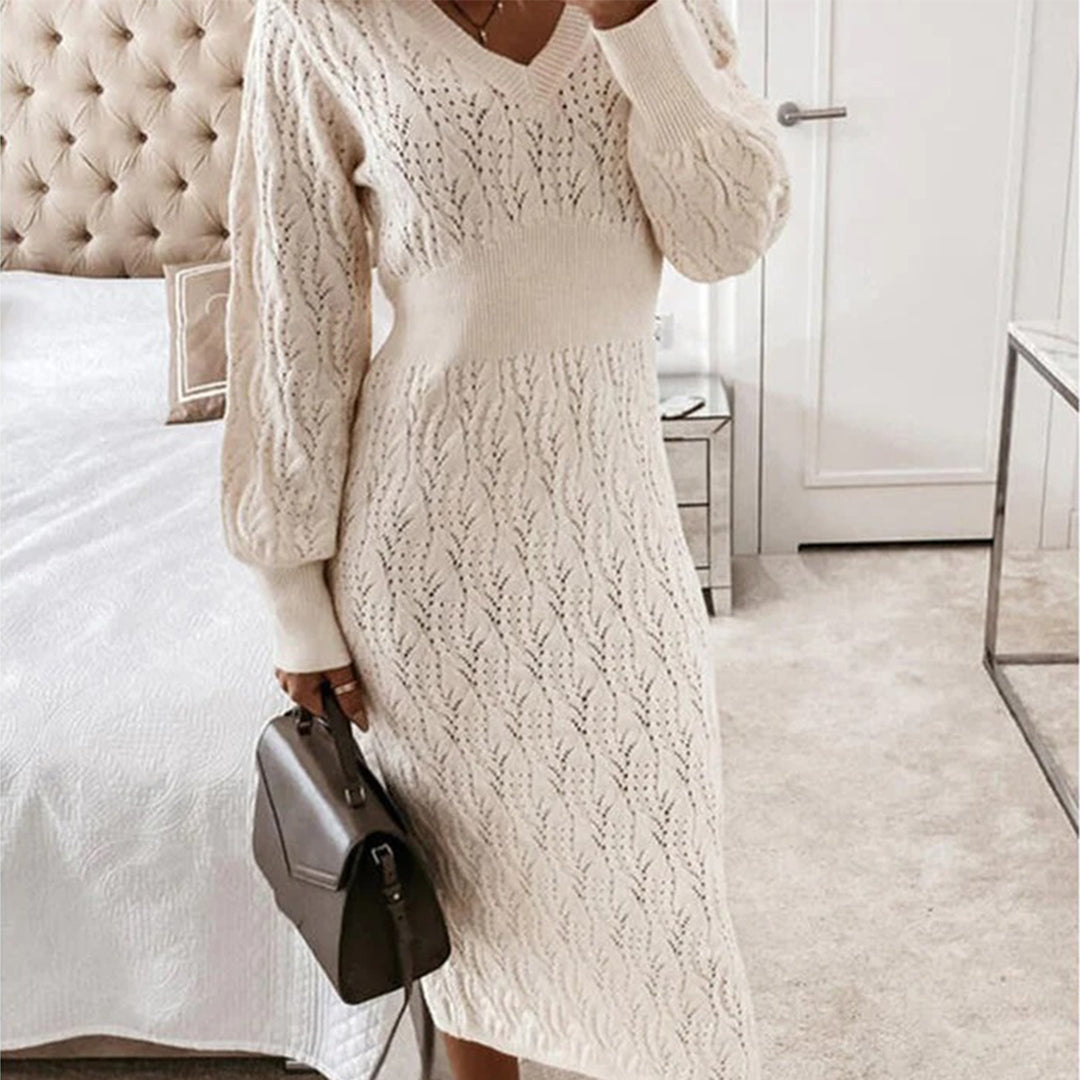 Robe midi en maille texturée Amara, portée en situation – Valloro Paris