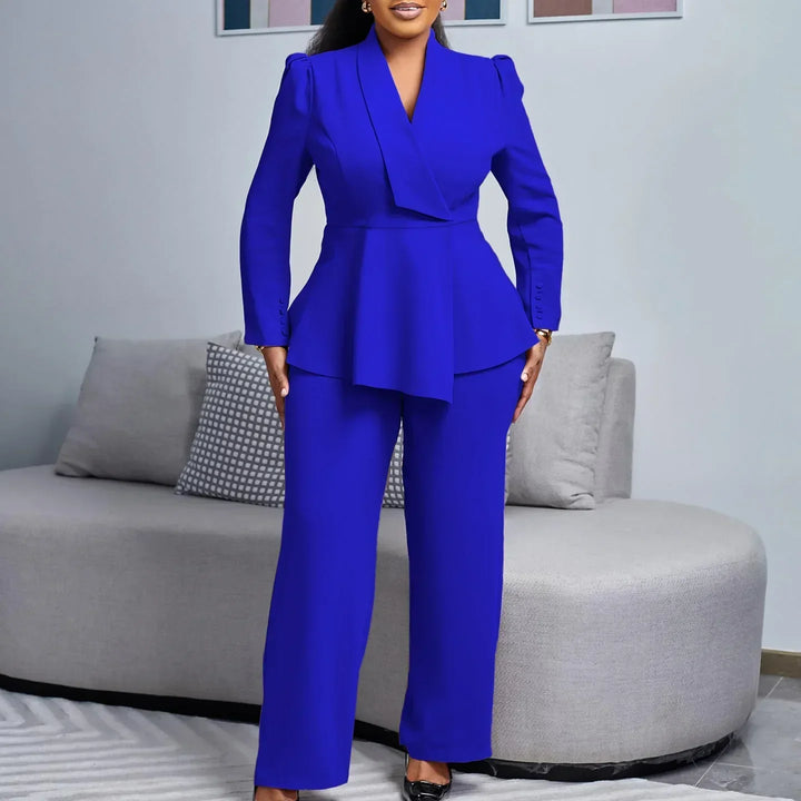 Tailleur peplum sculptural Kylie, vue rapprochée – Valloro Paris