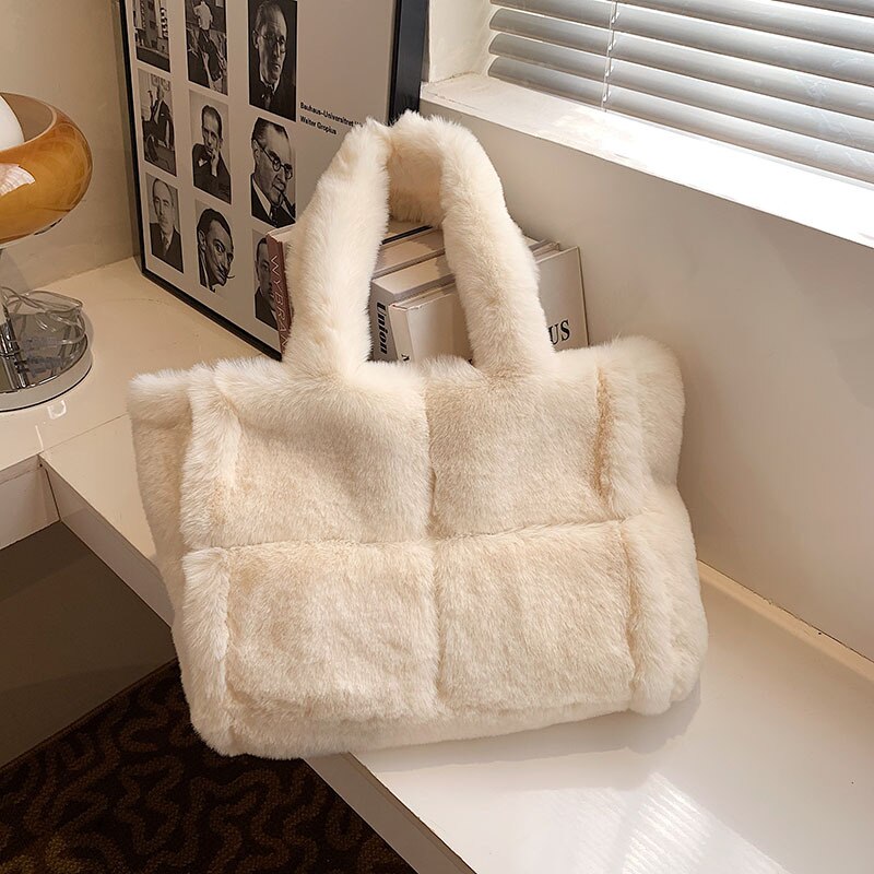 Sac à main effet peluche luxueux Dante, porté à l’épaule – Valloro Paris