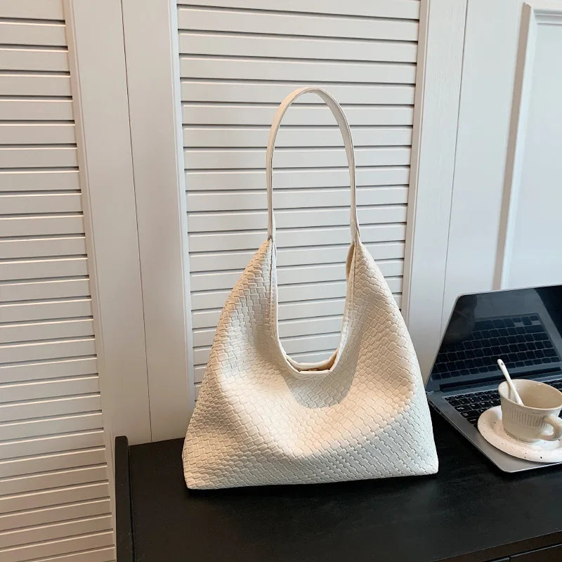 Sac cabas tressé élégant pour femme Sandia, présentation du coloris – Valloro Paris