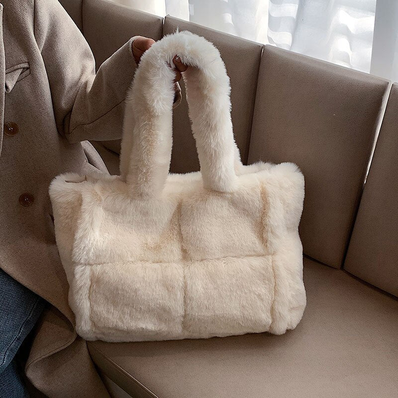 Sac à main effet peluche luxueux Dante, détail des anses – Valloro Paris