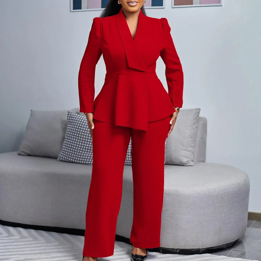 Tailleur peplum sculptural Kylie, gros plan sur la coupe – Valloro Paris