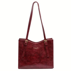 Sac à main compact et élégant Nora, porté en situation – Valloro Paris