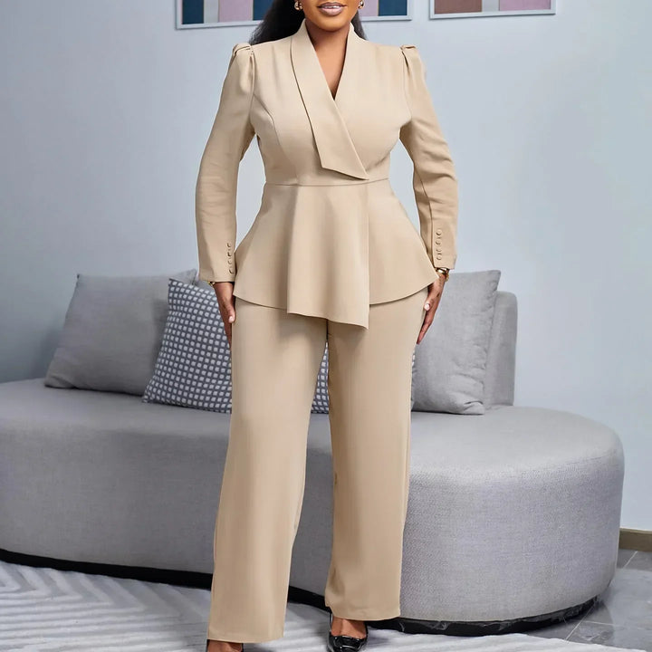 Tailleur peplum sculptural Kylie, vue complète du modèle – Valloro Paris