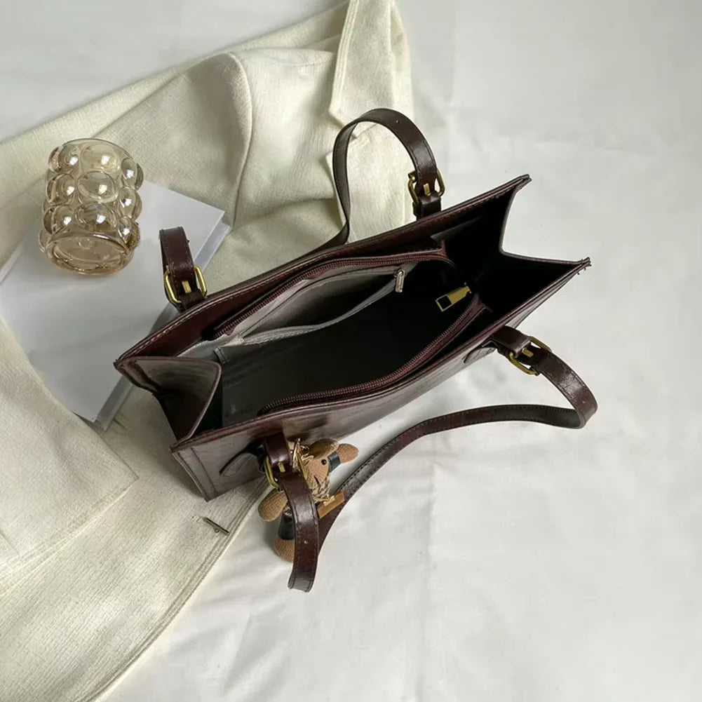 Sac à main compact et élégant Nora, porté à l’épaule (photo 15) – Valloro Paris