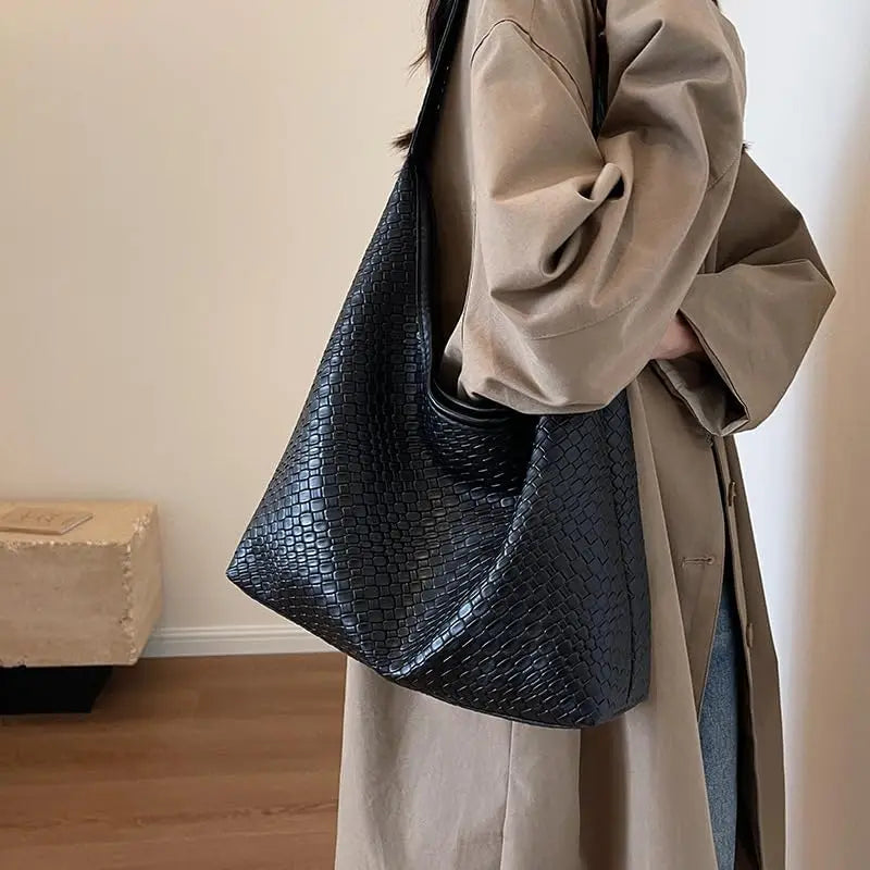 Sac cabas tressé élégant pour femme Sandia, porté à l’épaule – Valloro Paris
