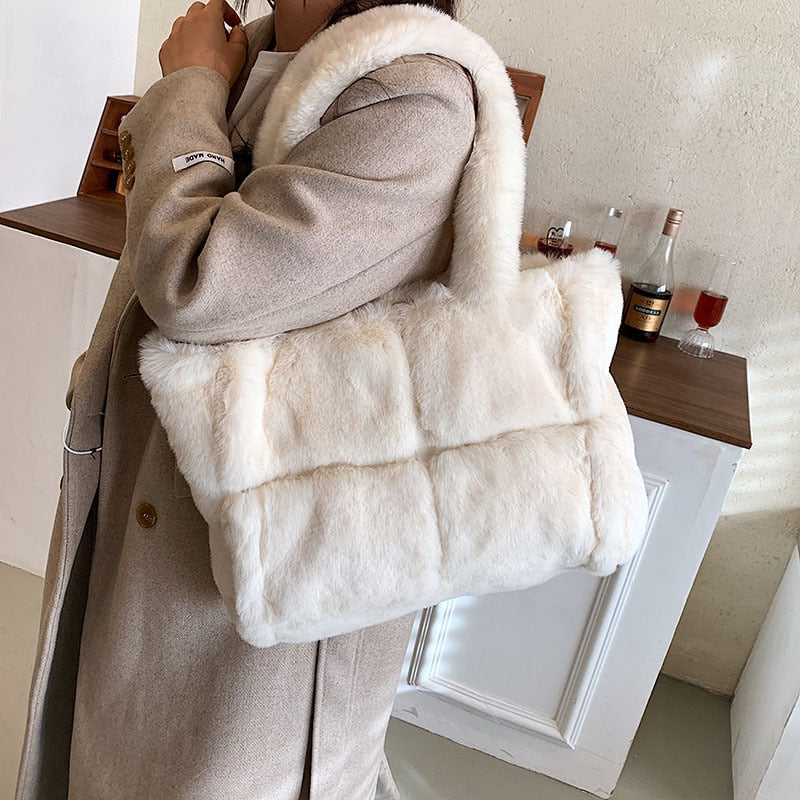 Sac à main effet peluche luxueux Dante, vue de face – Valloro Paris