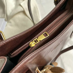 Sac à main compact et élégant Nora, vue rapprochée – Valloro Paris