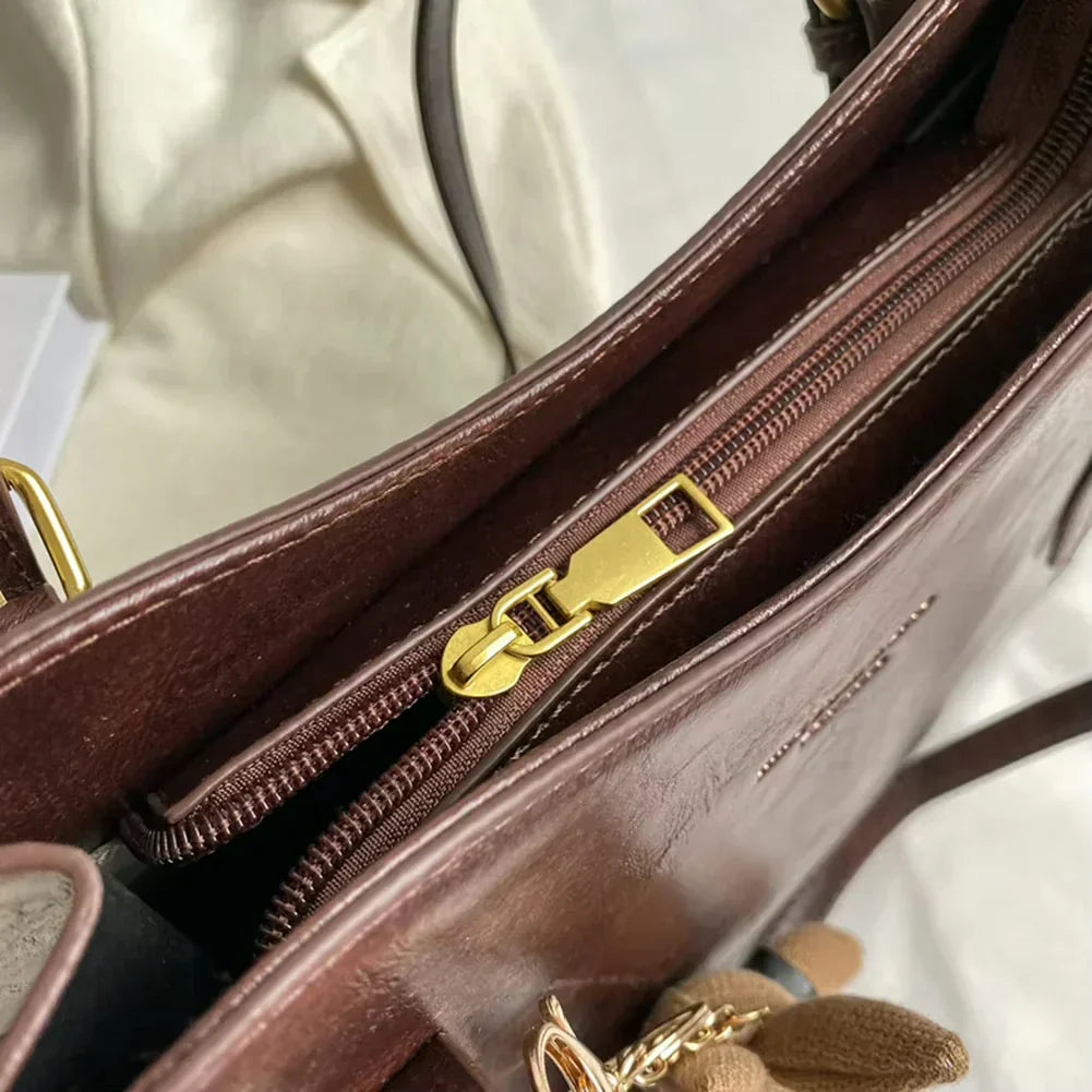 Sac à main compact et élégant Nora, vue rapprochée – Valloro Paris