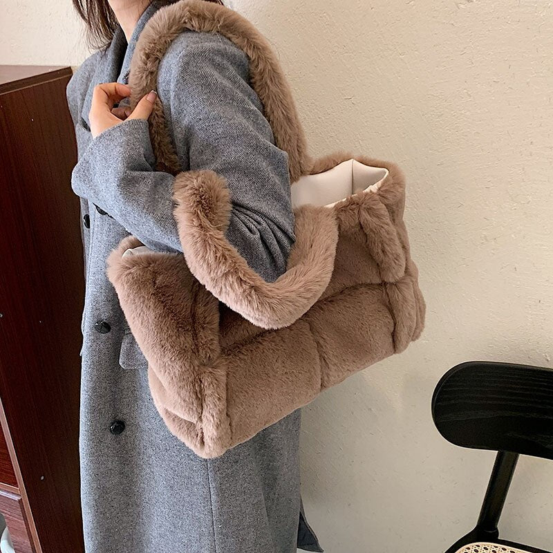 Sac à main effet peluche luxueux Dante, détail de la matière – Valloro Paris