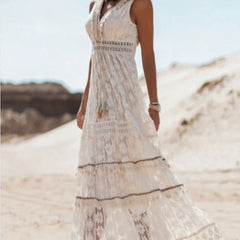 Robe boho fluide et féminine Allison, portée en situation – Valloro Paris