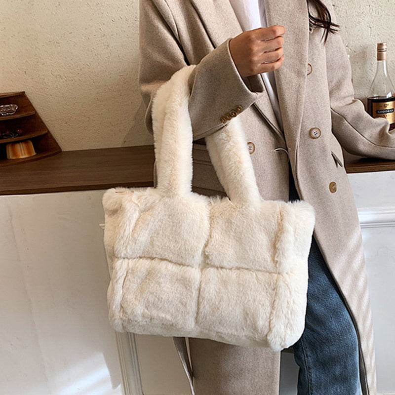 Sac à main effet peluche luxueux Dante, vue de dos – Valloro Paris