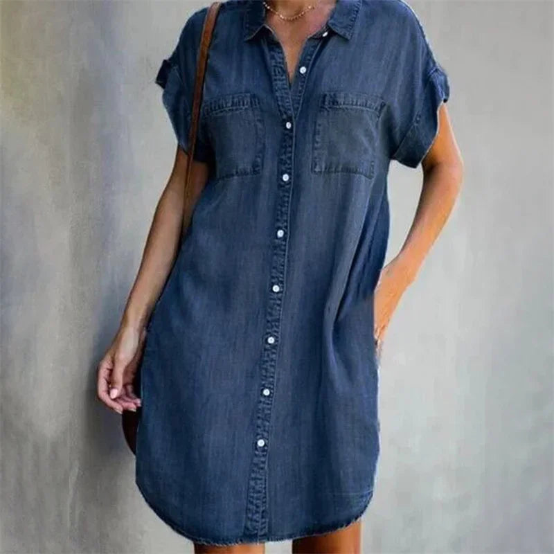 Robe en jean légère et élégante Dagen, portée en situation – Valloro Paris