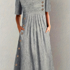 Robe d’été rayée Sofia, portée en situation – Valloro Paris