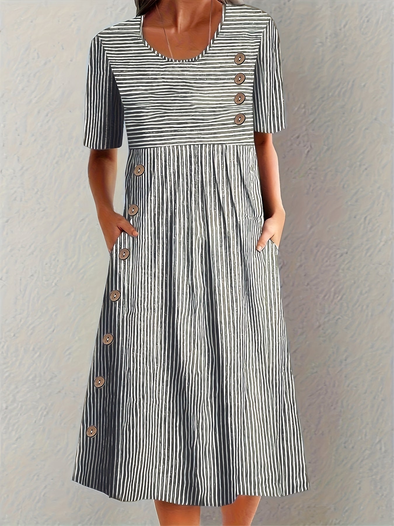 Robe d’été rayée Sofia, portée en situation – Valloro Paris