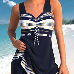 Maillot de bain une pièce marin élégant Mercedes, portée à la plage – Valloro Paris