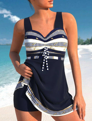 Maillot de bain une pièce marin élégant Mercedes, portée à la plage – Valloro Paris