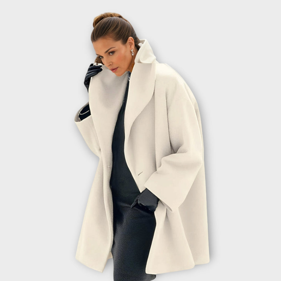 Manteau d'hiver oversize à large col Maria, vue de profil – Valloro Paris
