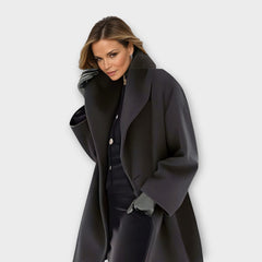 Manteau d'hiver oversize à large col Maria, portée en situation – Valloro Paris