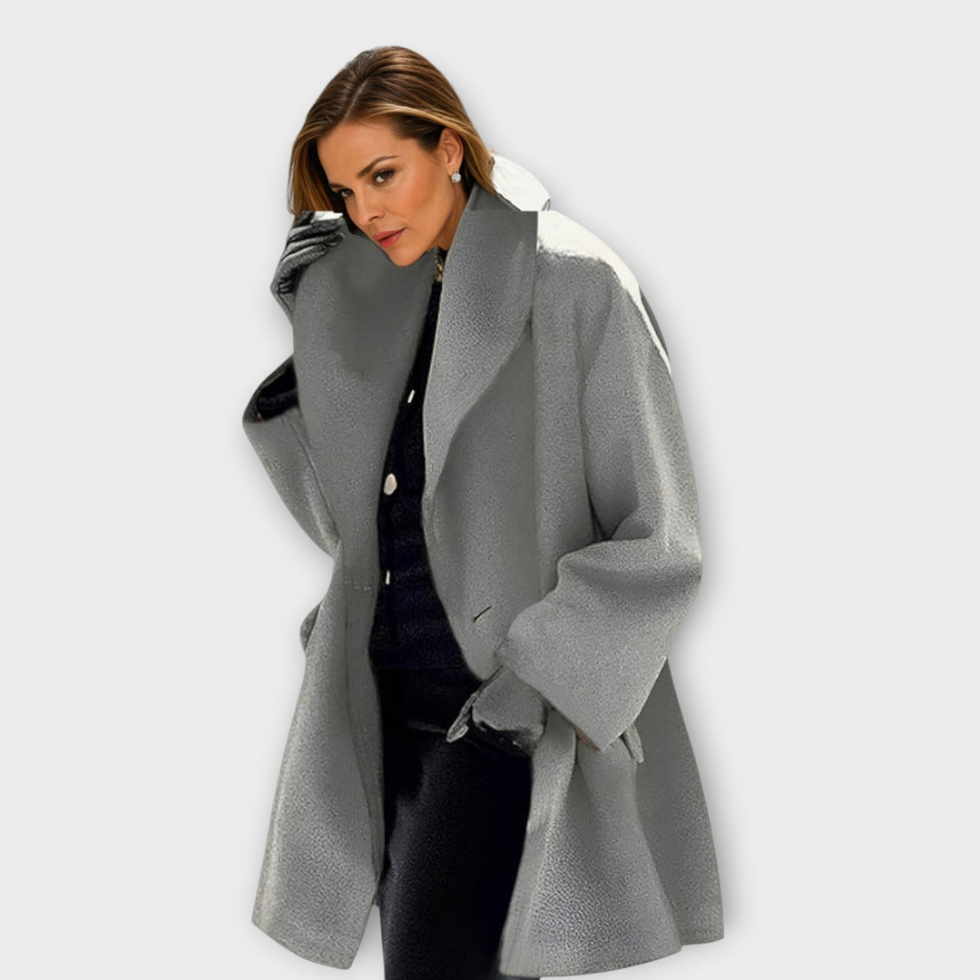 Manteau d'hiver oversize à large col Maria, gros plan sur la coupe – Valloro Paris