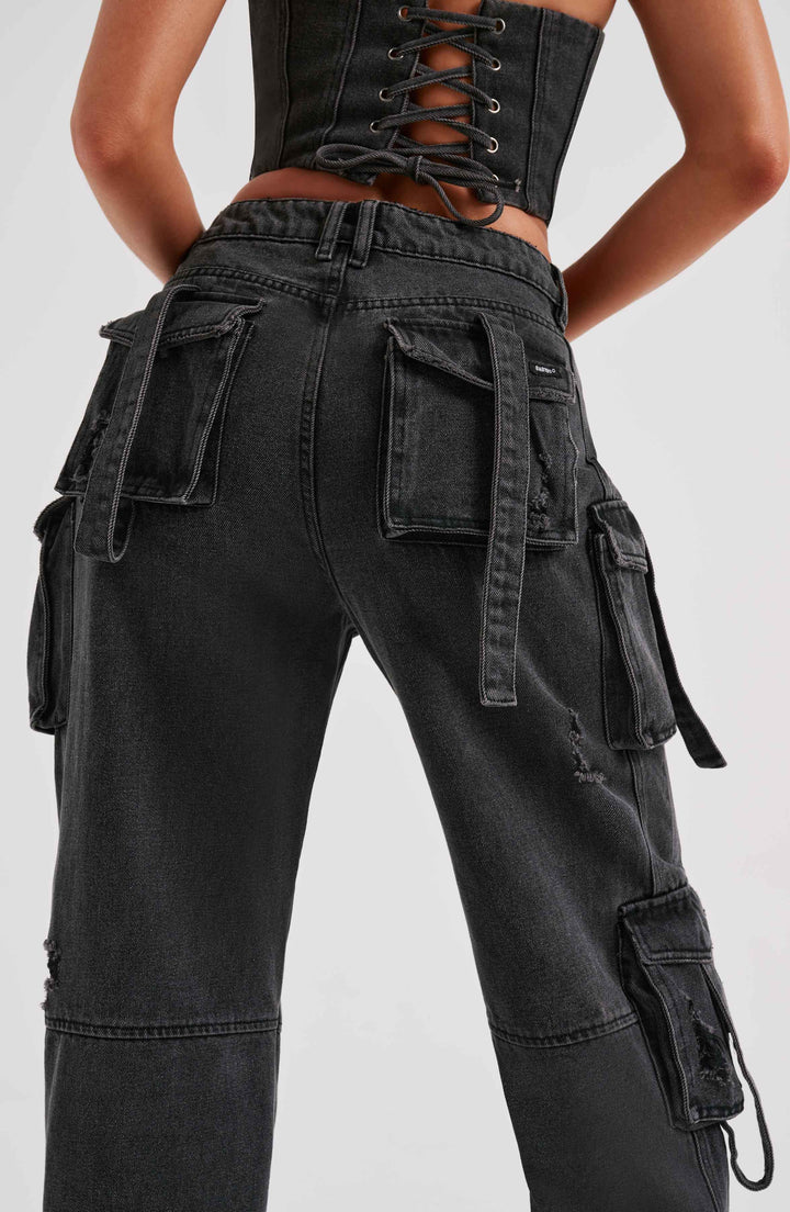 Pantalon cargo en denim premium Brooklyn, portée en situation – Valloro Paris
