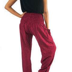Pantalon sarouel bordeaux esprit bohème Gaïa, portée en situation – Valloro Paris