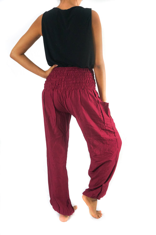 Pantalon sarouel bordeaux esprit bohème Gaïa, portée en situation – Valloro Paris