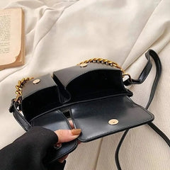 Sac baguette noir à breloque écureuil Suzon, porté à l’épaule – Valloro Paris