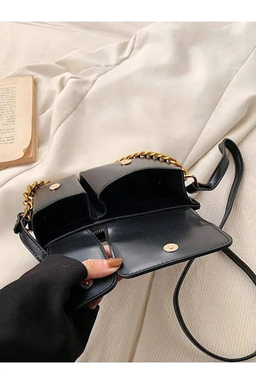 Sac baguette noir à breloque écureuil Suzon, porté à l’épaule – Valloro Paris