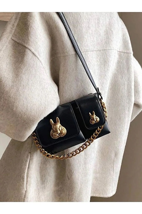 Sac baguette noir à breloque écureuil Suzon, détail des anses – Valloro Paris