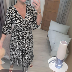 Robe imprimée boho Lillia, portée en situation – Valloro Paris