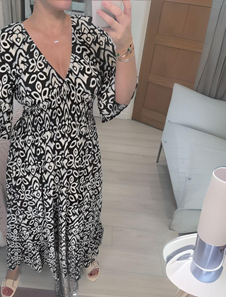 Robe imprimée boho Lillia, portée en situation – Valloro Paris