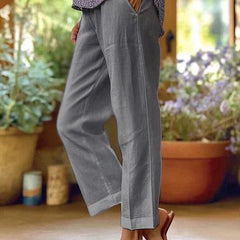 Pantalon d'été fluide effet lin Dolce, portée en situation – Valloro Paris