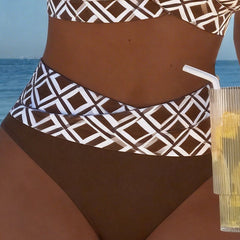 Maillot de bain croisé à motif diamant Camille, portée à la plage – Valloro Paris