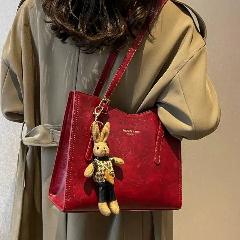 Sac à main compact et élégant Nora, détail des anses – Valloro Paris