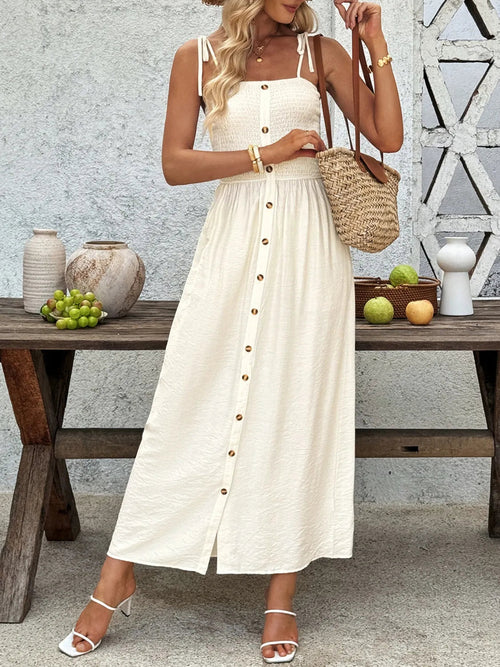 Robe smockée à bretelles nouées Honorine, portée en situation – Valloro Paris