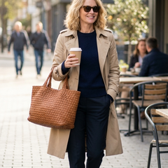 Cabas en cuir tressé à la main Lana, aperçu de l’intérieur – Valloro Paris