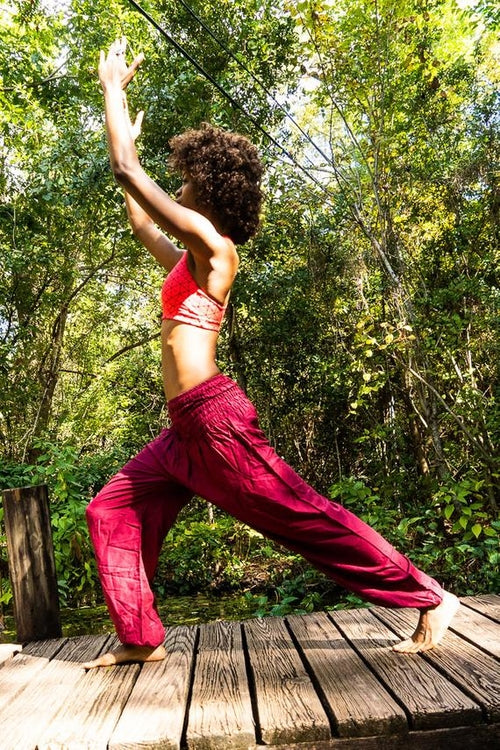 Pantalon sarouel bordeaux esprit bohème Gaïa, vue de profil – Valloro Paris