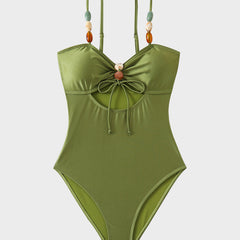 Maillot de bain satiné à perles et découpes Salomé, gros plan sur la coupe – Valloro Paris