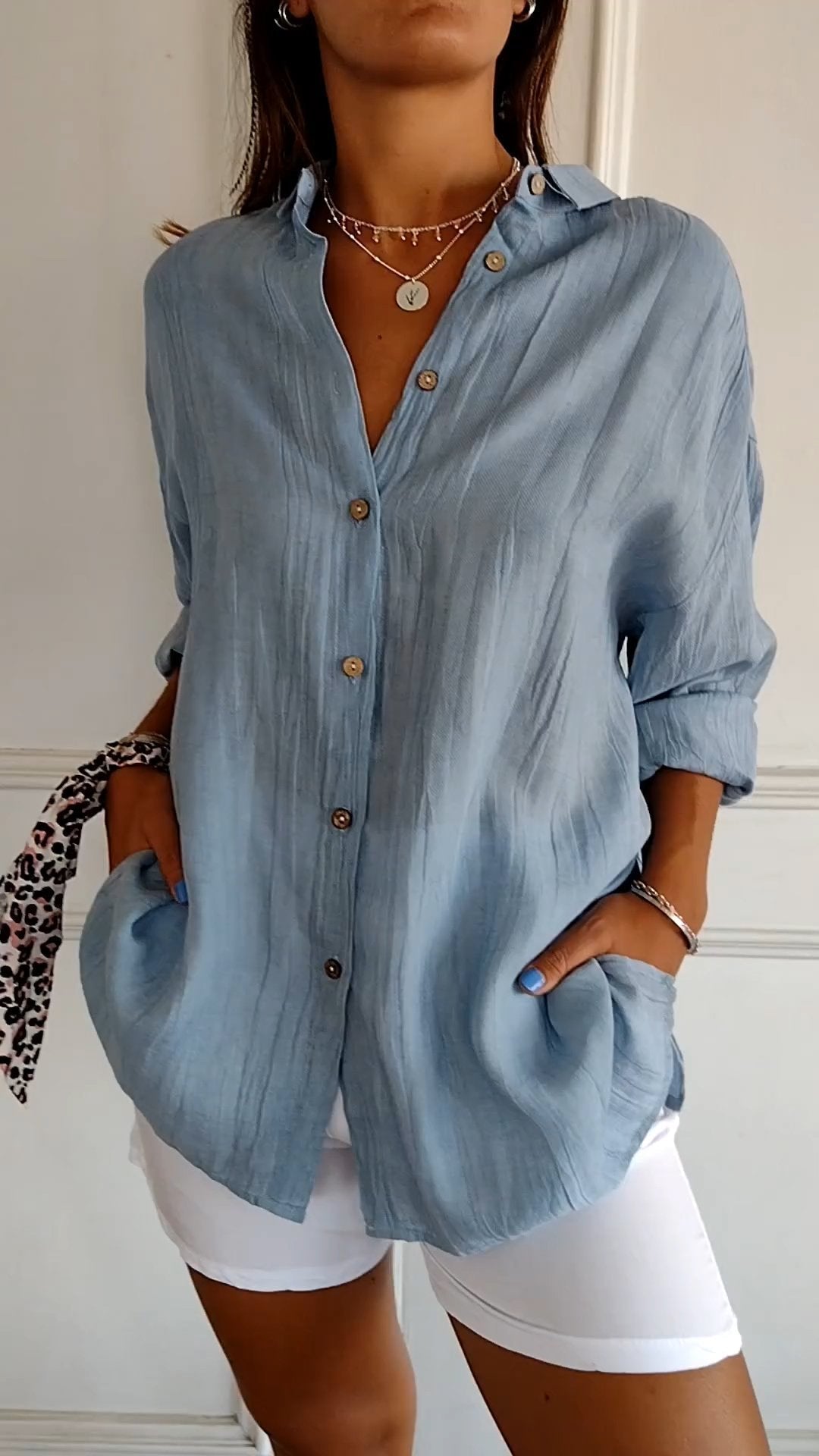 Chemisier chic texturé pour femme Aliah, vue de dos – Valloro Paris
