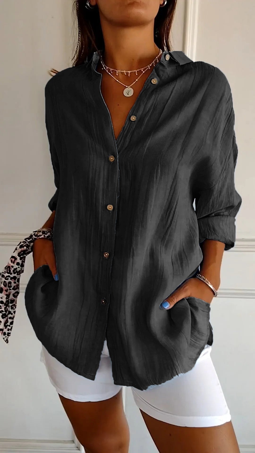Chemisier chic texturé pour femme Aliah, présentation du coloris – Valloro Paris