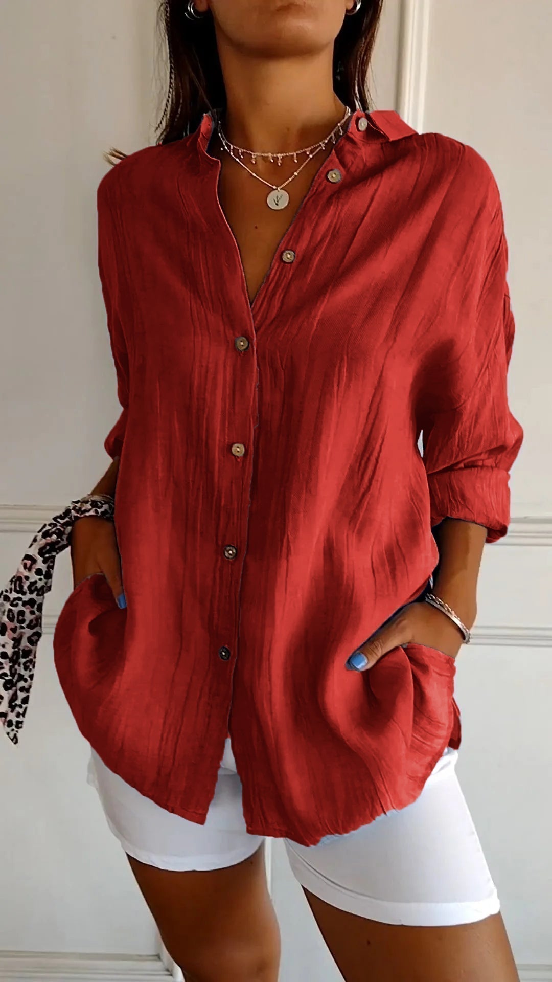 Chemisier chic texturé pour femme Aliah, vue de profil – Valloro Paris