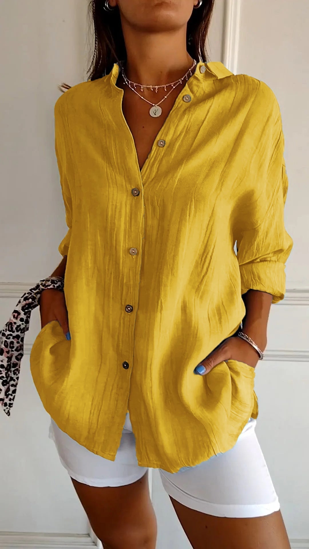 Chemisier chic texturé pour femme Aliah, gros plan sur la coupe – Valloro Paris