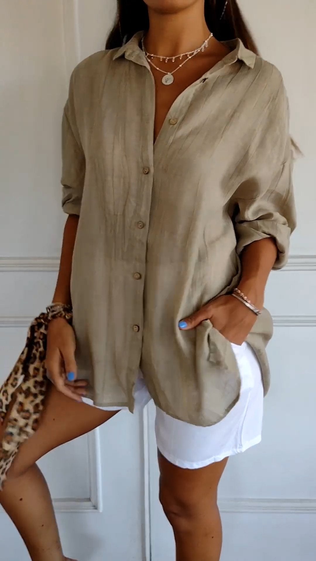 Chemisier chic texturé pour femme Aliah, portée en situation – Valloro Paris