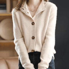 Gilet tricoté élégant et confortable Elora, vue de face – Valloro Paris