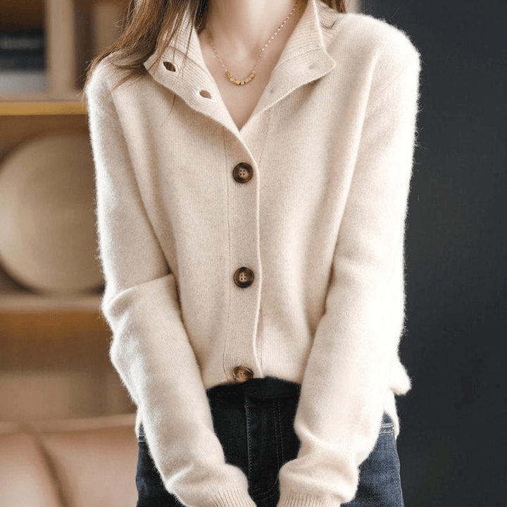 Gilet tricoté élégant et confortable Elora, vue de face – Valloro Paris