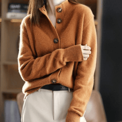 Gilet tricoté élégant et confortable Elora, portée en situation – Valloro Paris