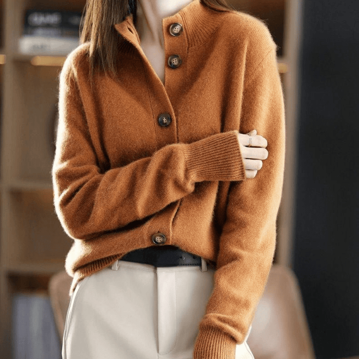 Gilet tricoté élégant et confortable Elora, portée en situation – Valloro Paris